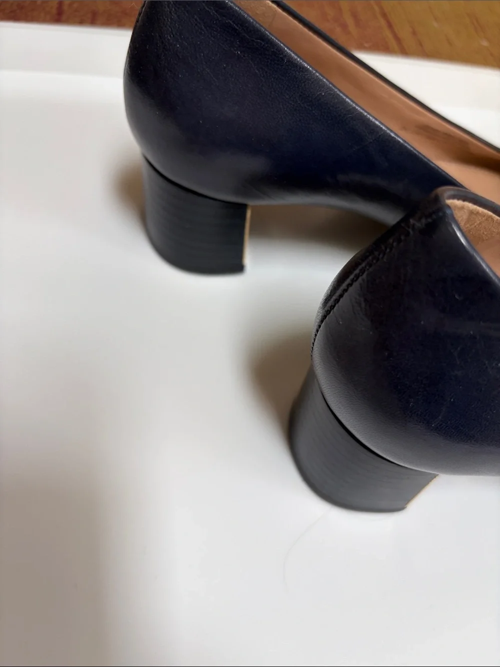 Tory Burch Navy Leather Flats with Gold Hardware Bow - Picture 2 of 7